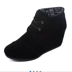 Black wedge toms